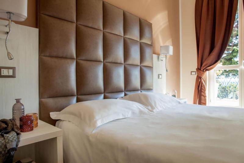 Deluxe Double Room with Sea View image 2