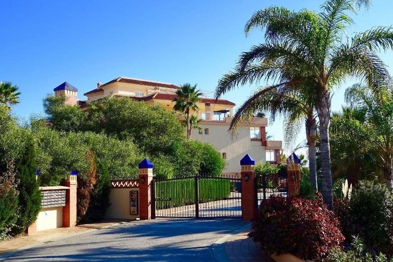 Malibu Mansion Club la Costa World with Sea View and hydromassage bath in Mijas Costa - image 19