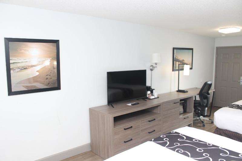 Queen Room with Two Queen Beds and City View - Non-Smoking image 4