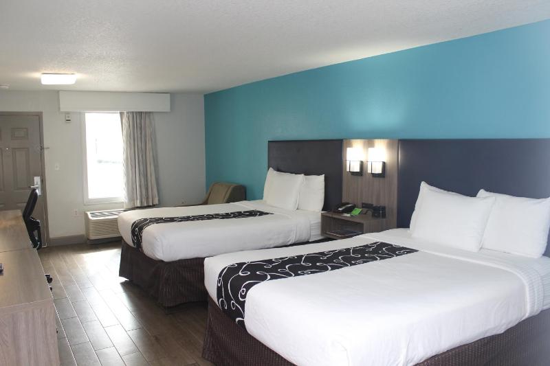 Queen Room with Two Queen Beds and City View - Non-Smoking image 3