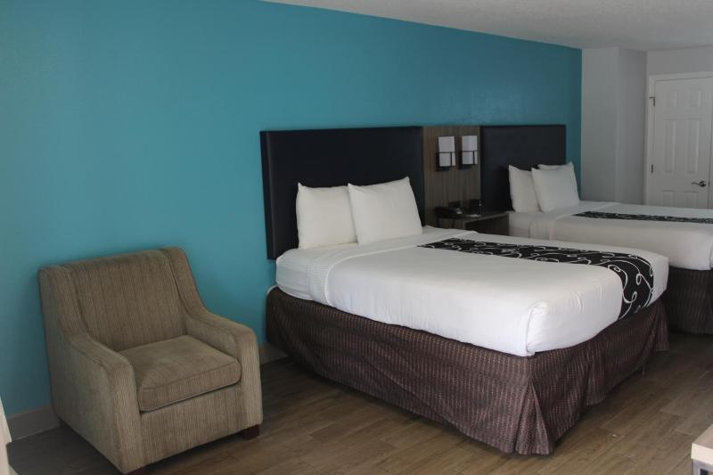 Queen Room with Two Queen Beds and City View - Non-Smoking image 2