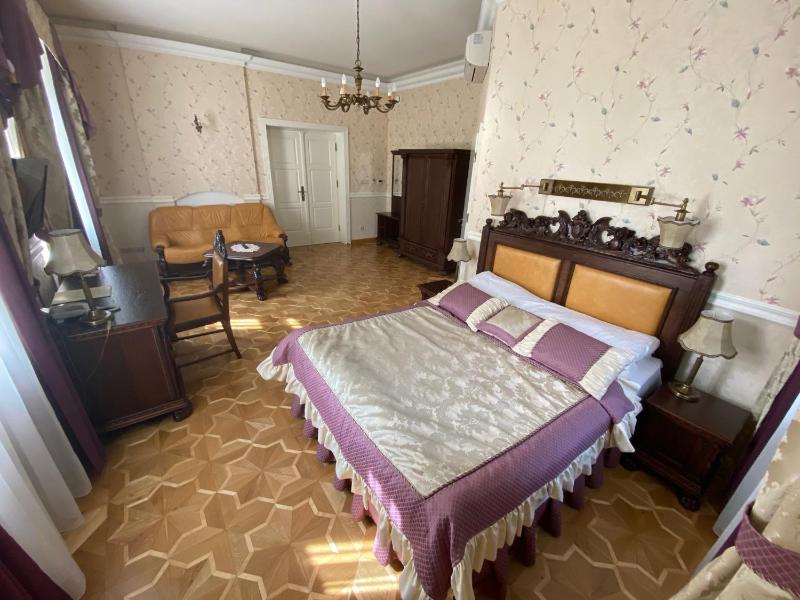 Deluxe Double or Twin Room image 1