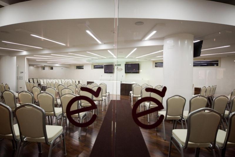 E' Hotel - image 5