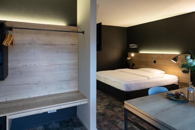 Standard Double Room image 3