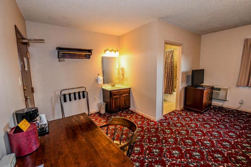 Standard Queen Room image 3