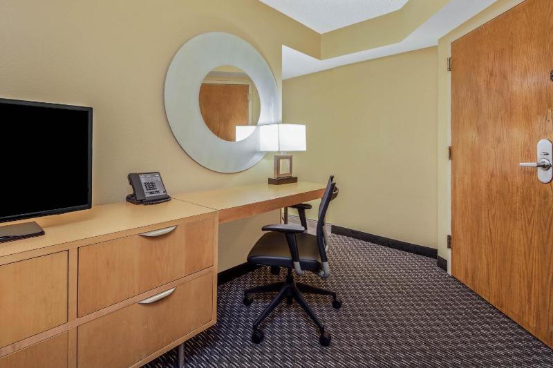 Deluxe Suite with Two Double Beds - Non-Smoking image 3