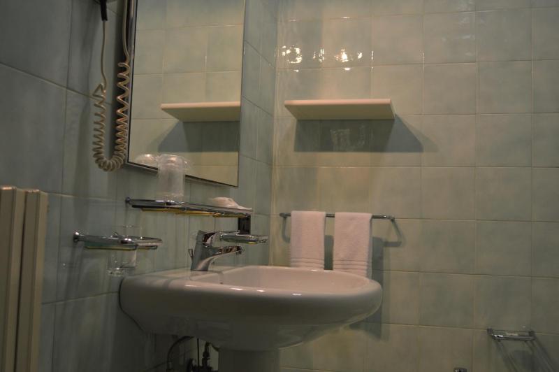 Standard Triple Room image 3