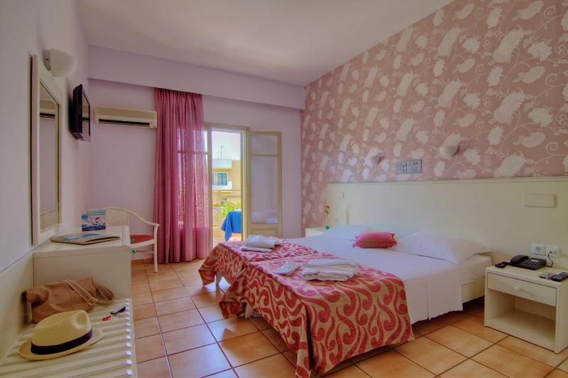Superior Twin Room image 1