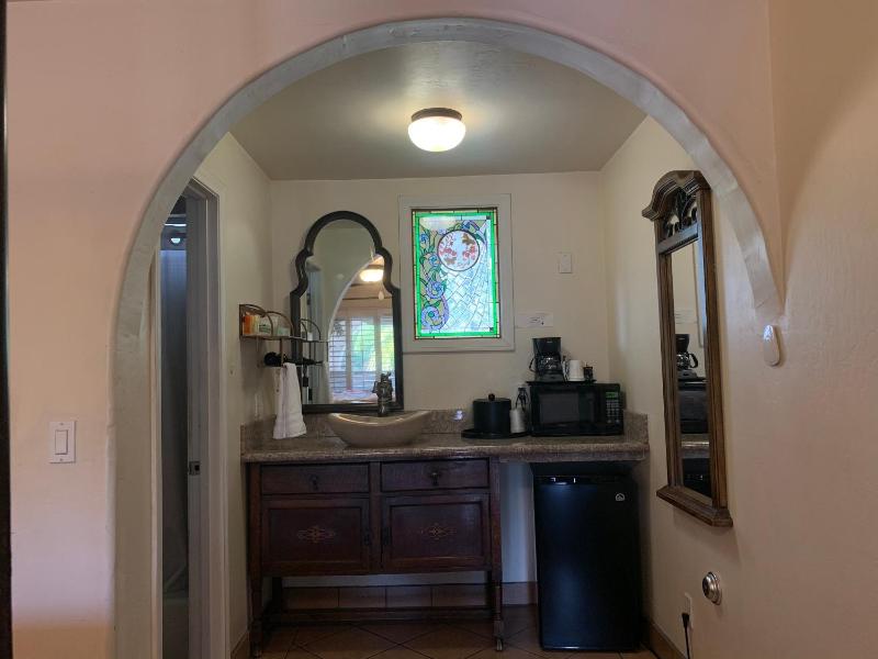 Standard King Room image 4