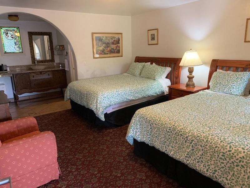 Double Queen Room image 4