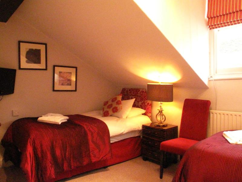 Standard Twin Room image 2