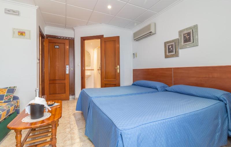 Twin Room image 4