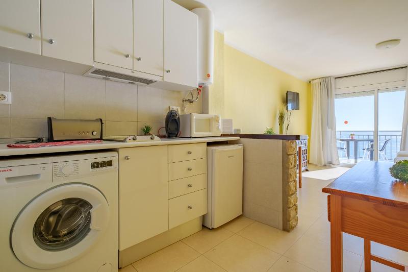 Studio Apartment with Sea View image 4