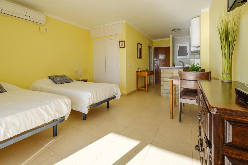 Studio Apartment with Sea View image 3