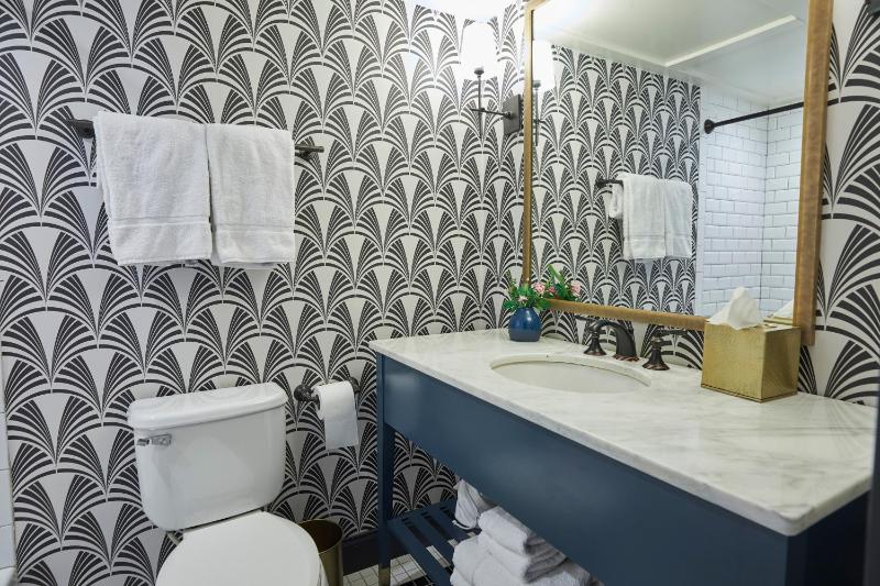 Queen Room image 2