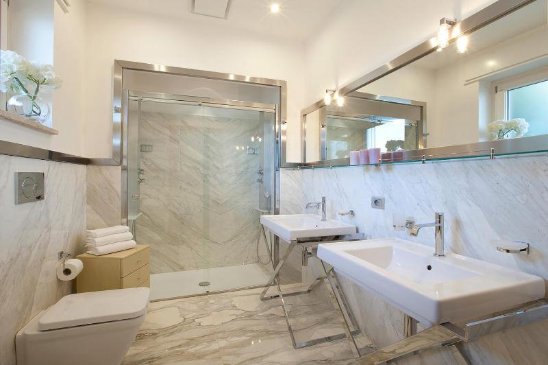 Amore Rentals - Villa Daniela - image 9