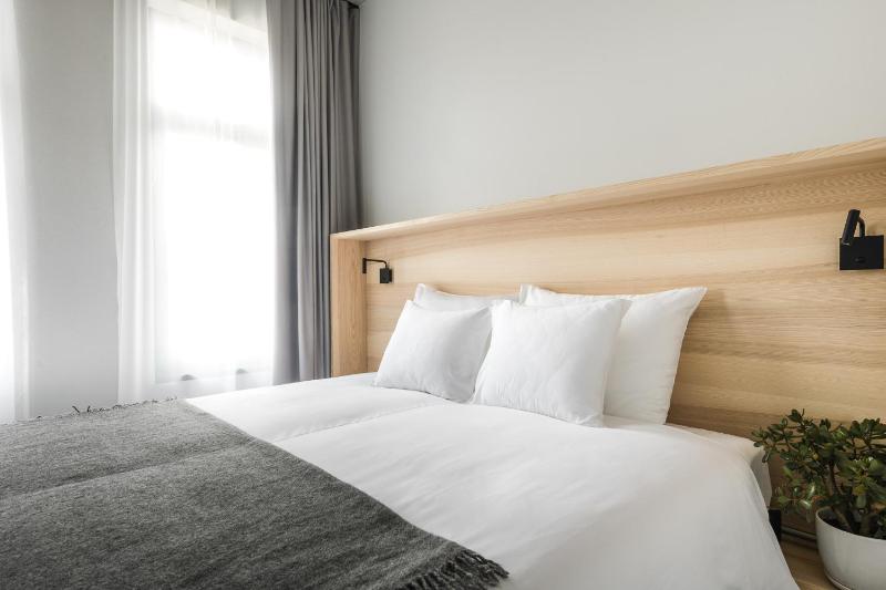 Double or Twin Room with Balcony and spa access image 2