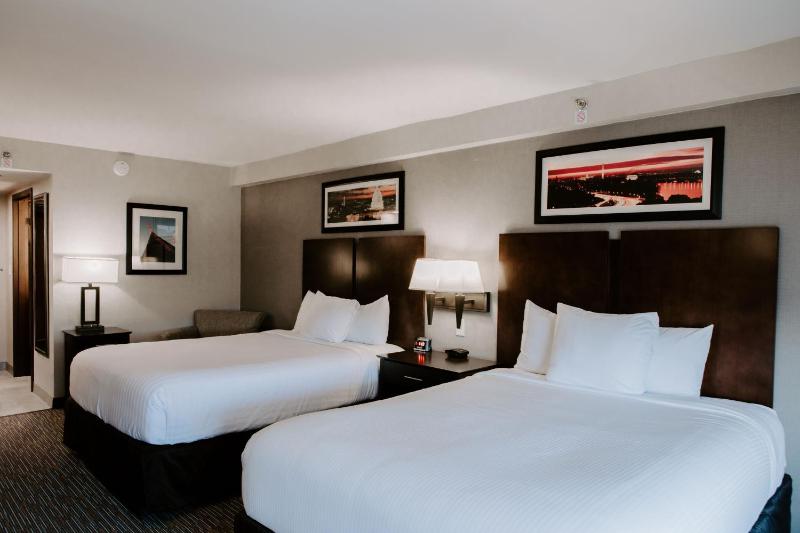 Queen Room with Two Queen Beds - Non-Smoking image 2