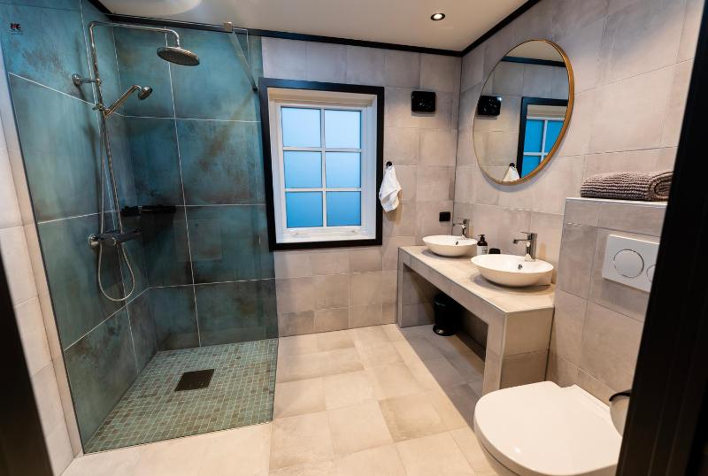 Deluxe Two-Bedroom Apartment with Sea View & Balcony image 3