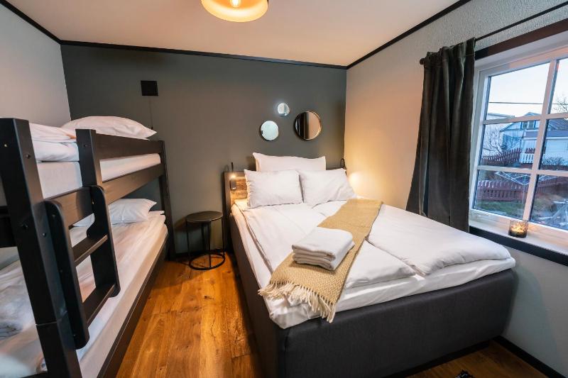 Deluxe Two-Bedroom Apartment with Sea View & Balcony image 4
