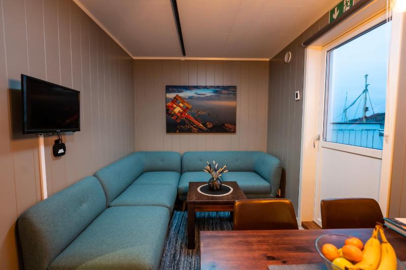 Budget One-Bedroom Apartment with Habour View image 4