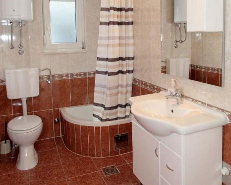 Apartment 3 image 3
