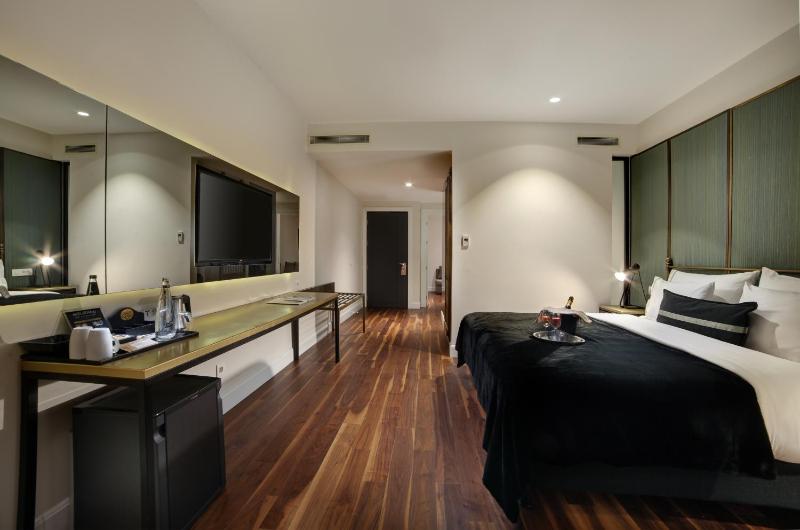 Double Room with Balcony and Sea View image 4