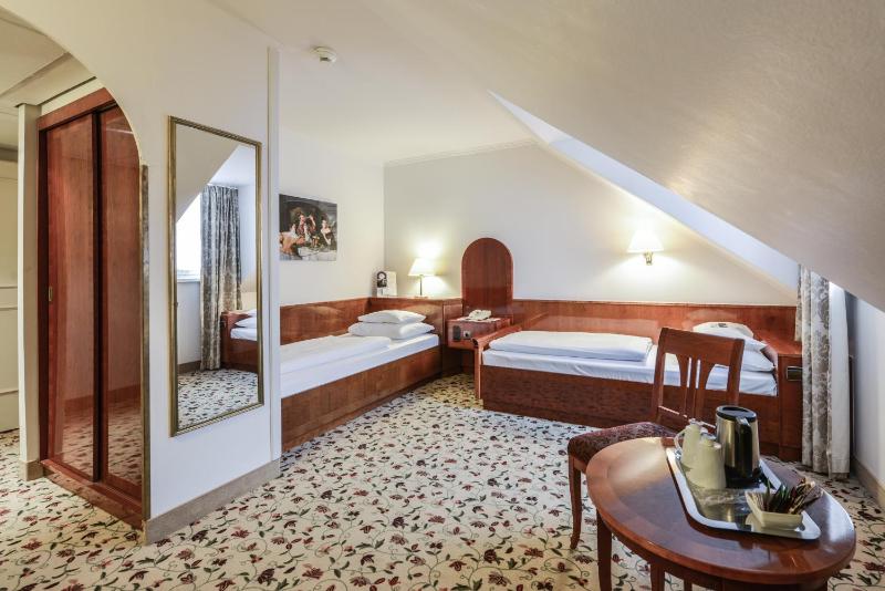 Standard Twin Room image 4