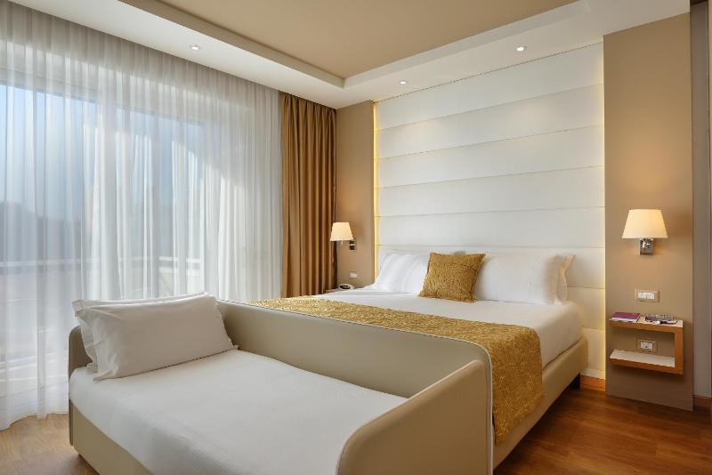 Economy Triple Room image 2