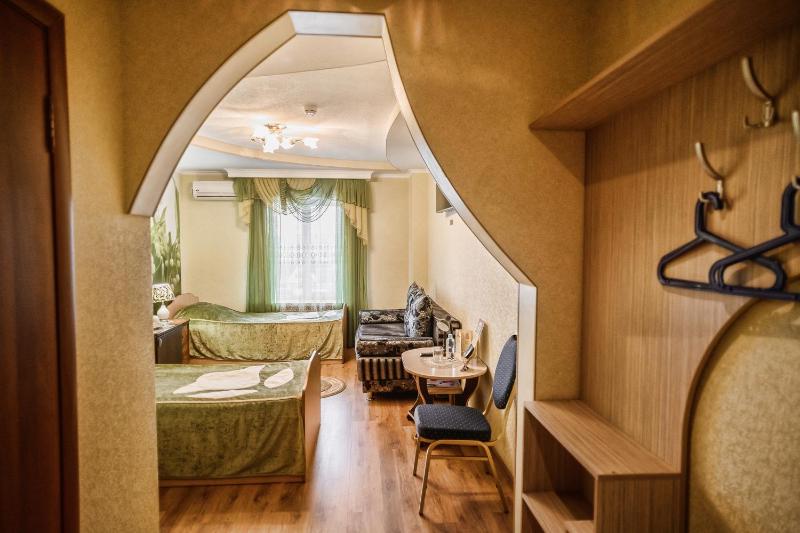 Standard Twin Room image 3