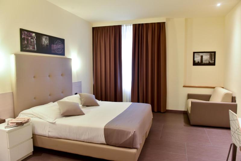 Classic Double Room image 2