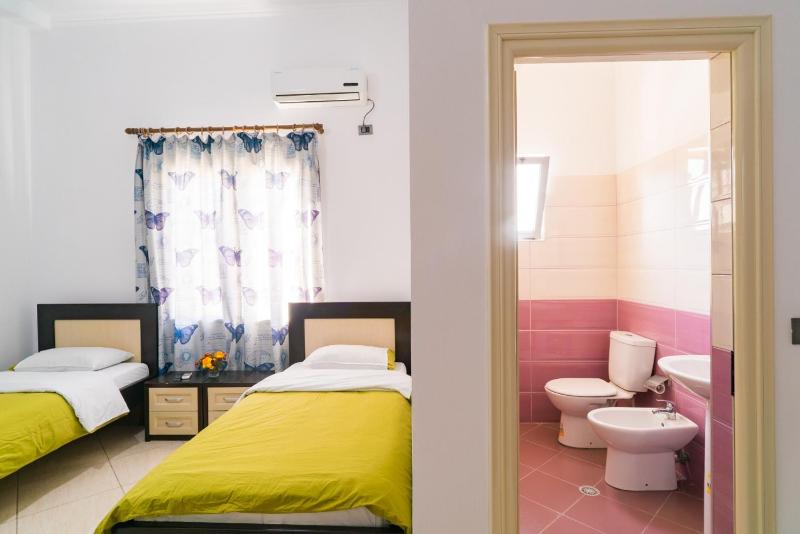 Twin Room with City View image 2