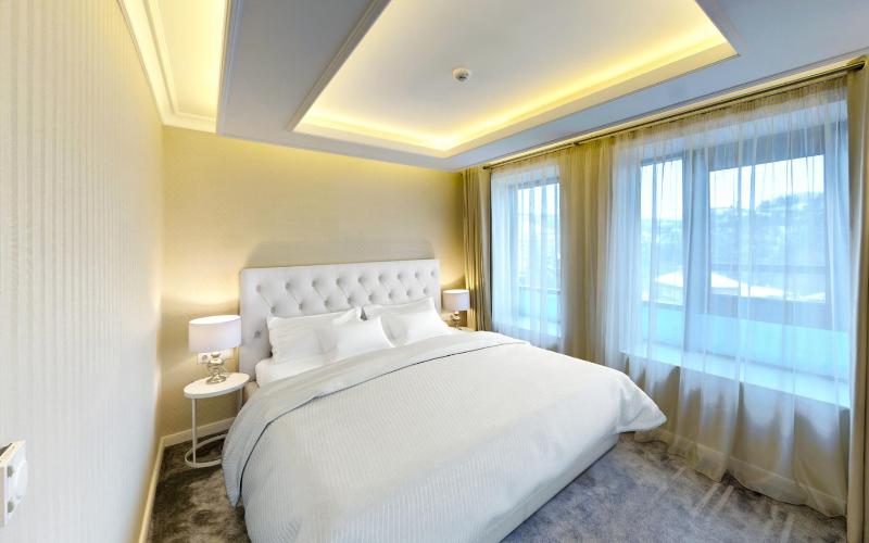 Lux Double Room with Tsarevets View - Free Spa Access image 3