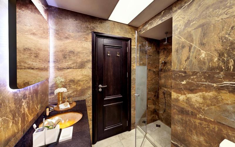 Lux Double Room with Tsarevets View - Free Spa Access image 3