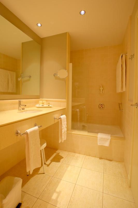 Twin Room image 3