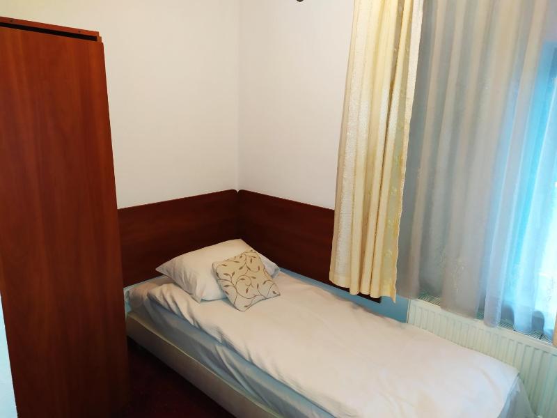 Single Room image 3