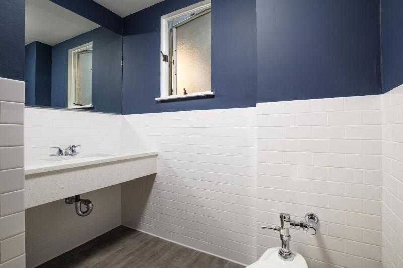 Single Room with Shared Shower and Toilet image 2