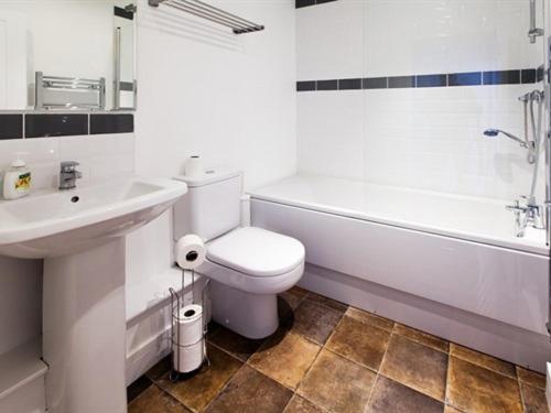 One-Bedroom Apartment image 4