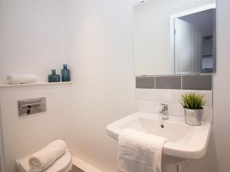 One-Bedroom Apartment image 3