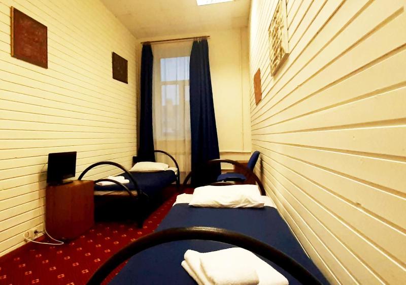 Twin Room with Shared Bathroom image 2
