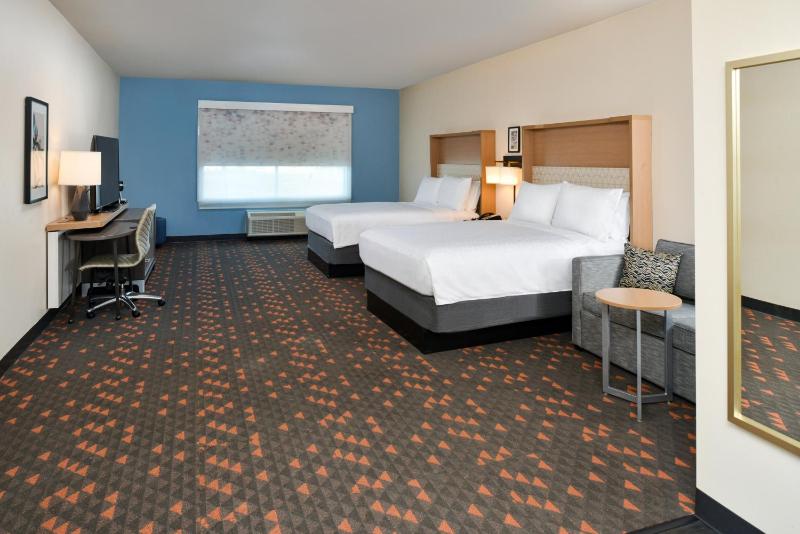 Queen Suite with Two Queen Beds image 3