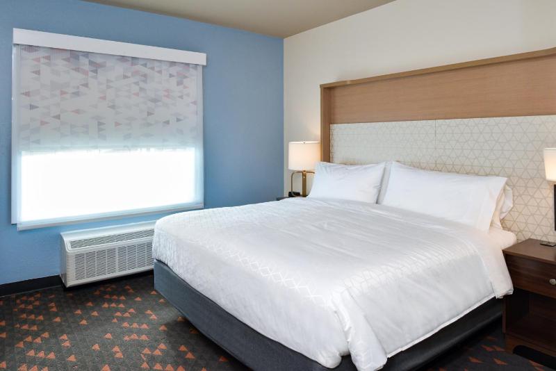 Standard King Room image 2