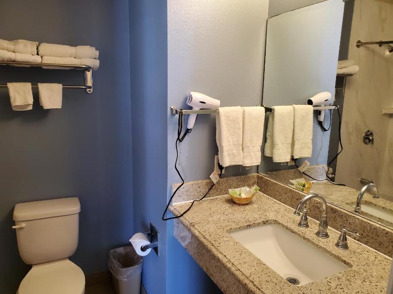 Deluxe Queen Room with Ocean View image 2