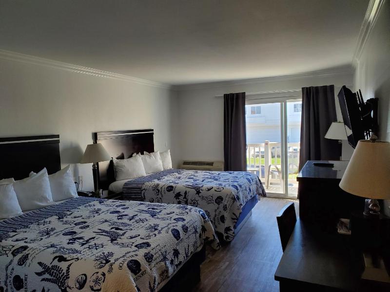 Queen Room with Two Queen Beds with Park View image 4