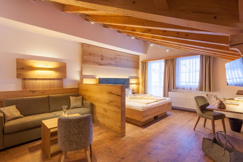 Deluxe Double Room image 3