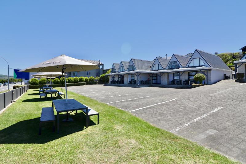 Gables Lakefront Motel - image 42