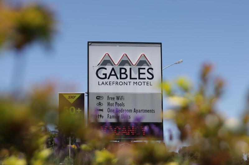 Gables Lakefront Motel - image 13
