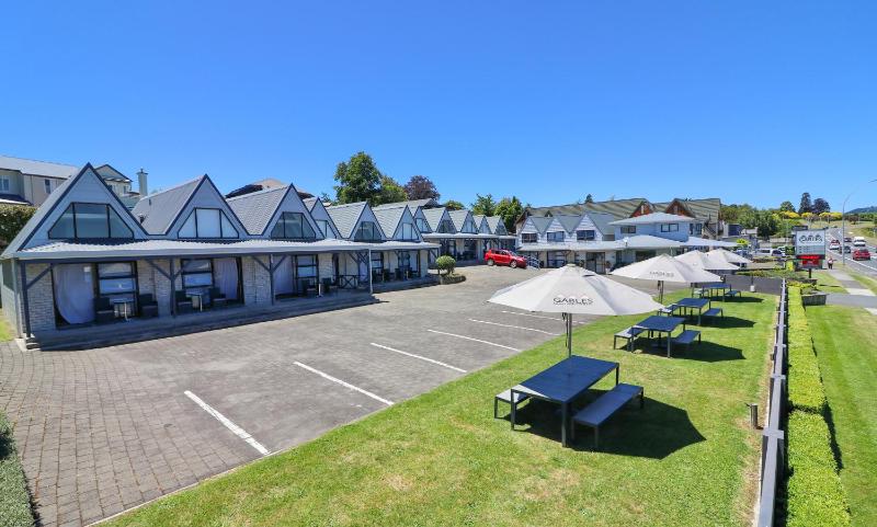 Gables Lakefront Motel - image 38