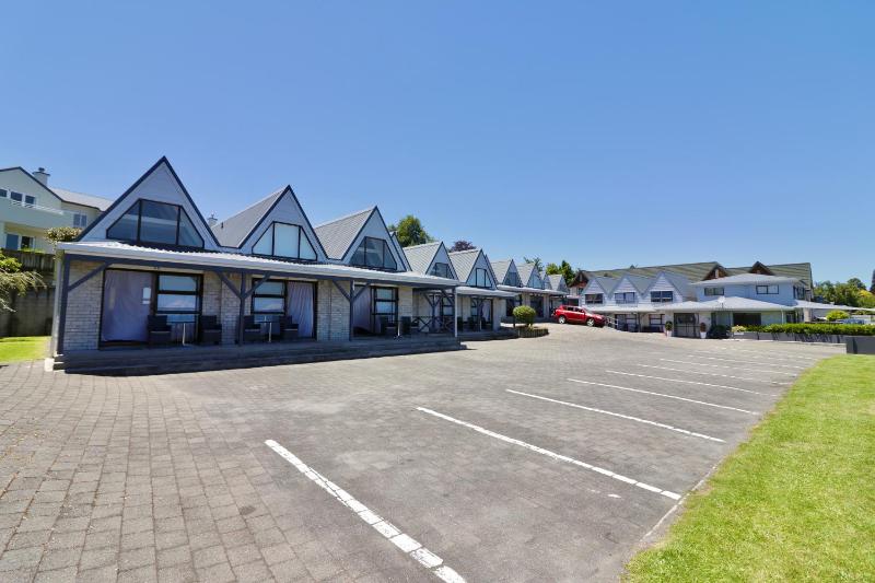 Gables Lakefront Motel - image 17