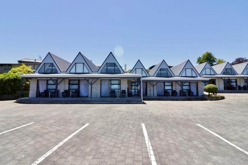 Gables Lakefront Motel - image 4